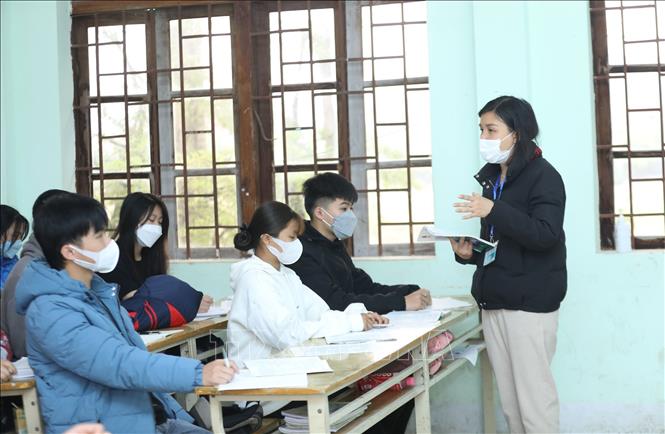 Trong ảnh: Cô giáo Lê Thị Thanh Quỳnh, Trung tâm giáo dục thường xuyên 1 tỉnh Lạng Sơn ôn tập môn Sử cho học sinh lớp 12C. Ảnh: Anh Tuấn - TTXVN
