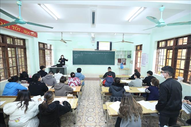Trong ảnh: Giờ ôn tập môn Sử của học sinh lớp 12 Trung tâm giáo dục thường xuyên 1 tỉnh Lạng Sơn. Ảnh: Anh Tuấn - TTXVN
