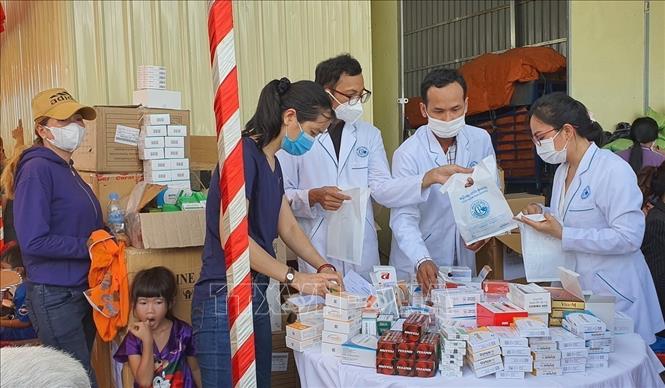 Preparing medicines to provide to people of the Vietnamese origin and Khmer people in Cambodia’s Kandal province. VNA Photo: Vũ Hùng