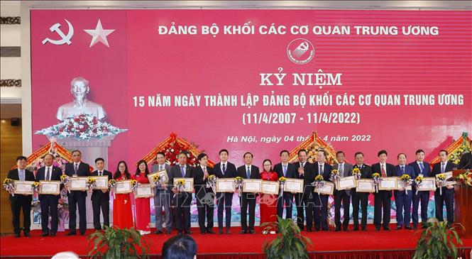 Các tập thể có thành tích xuất sắc nhận Bằng khen của Đảng uỷ Khối các cơ quan Trung ương. Ảnh: Phương Hoa - TTXVN