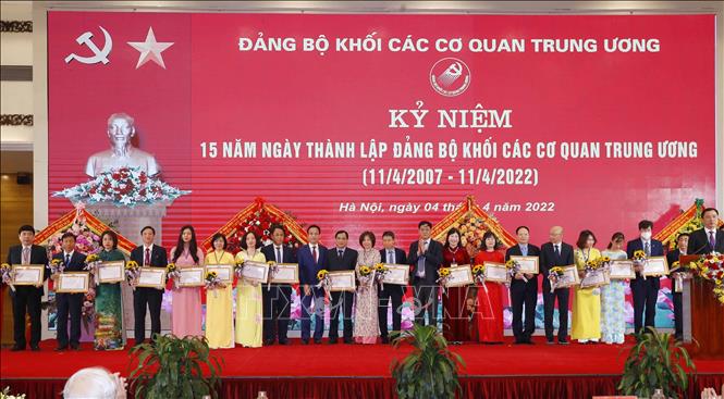 Tập thể có thành tích xuất sắc nhận Bằng khen của Đảng uỷ Khối các cơ quan Trung ương. Ảnh: Phương Hoa - TTXVN