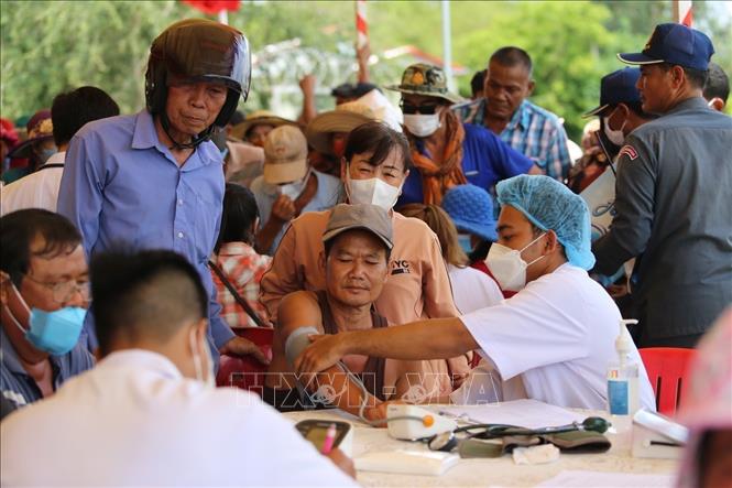 People of the Vietnamese origin and Khmer people in Cambodia’s Kandal province are given health check-ups. VNA Photo: Vũ Hùng