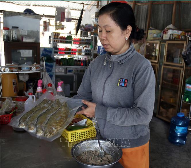 Trong ảnh: Chả cá và cá thát lát muối sả của cơ sở Trung Kiên sản xuất 100% thành phần cá tươi. Ảnh: Lê Sen – TTXVN