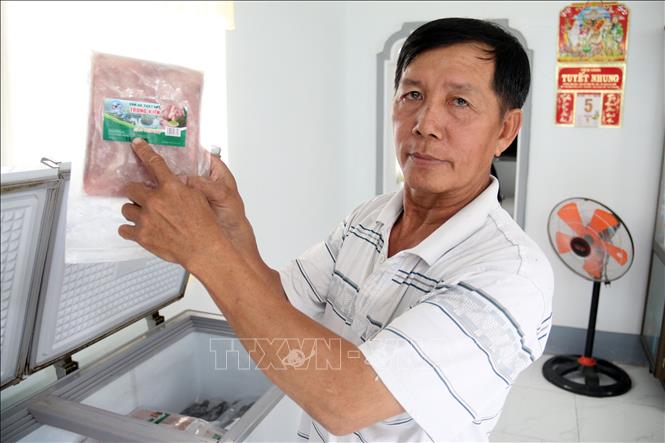 Trong ảnh: Chả cá và cá thát lát muối sả của Cơ sở Trung Kiên đang tạo được uy tín trên thị trường. Ảnh: Lê Sen – TTXVN