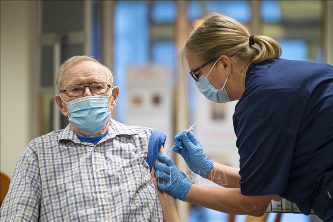 Trong ảnh (tư liệu): Nhân viên y tế tiêm vaccine phòng COVID-19 cho người dân tại Sodermanland, Thụy Điển. Ảnh: AFP/TTXVN