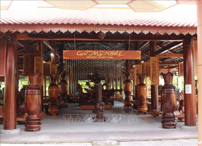 Trong ảnh: Khu trưng bày các sản phẩm mỹ nghệ được các nghệ nhân chế tác thủ công. Ảnh: Phan Sáu - TTXVN