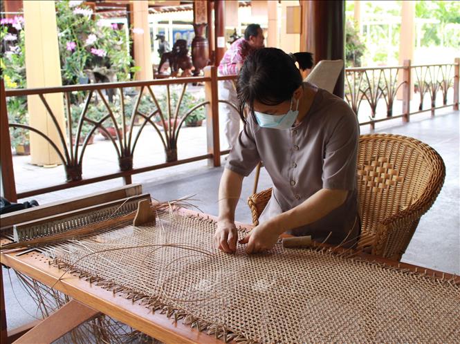Trong ảnh: Thợ thủ công trình diễn đan bàn, ghế bằng mây, tre. Ảnh: Phan Sáu - TTXVN