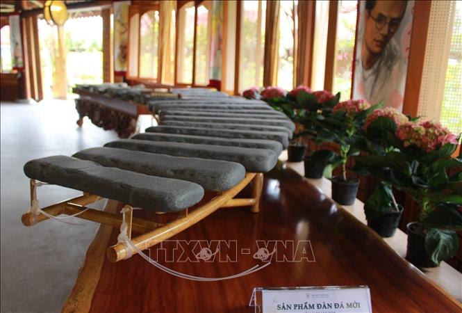 Trong ảnh: Sản phẩm đàn đá mới được chế tác tại làng nghề, phục vụ khách du lịch tham quan, trải nghiệm. Ảnh: Phan Sáu - TTXVN