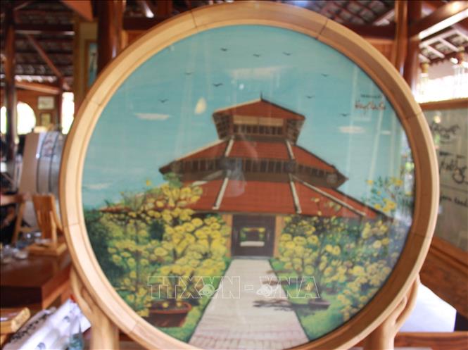 Trong ảnh: Một bức tranh cát được trưng bày tại làng nghề Trường Sơn. Ảnh: Phan Sáu - TTXVN