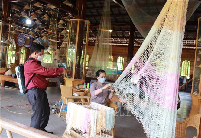 Trong ảnh: Thợ thủ công dệt lưới thành làm các sản phẩm lưu niệm. Ảnh: Phan Sáu - TTXVN