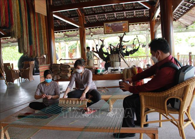 Trong ảnh: Nghề dệt chiếu cói thủ công được đưa vào không gian làng nghề Trường Sơn phục vụ khách du lịch tham quan, trải nghiệm. Ảnh: Phan Sáu - TTXVN