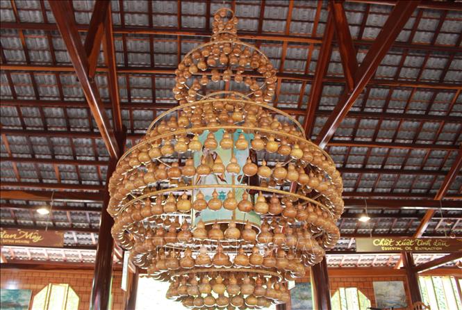 Trong ảnh: Tác phẩm nghệ thuật làm bằng bầu hồ lô phơi khô, được trưng bày trong không gian làng nghề Trường Sơn. Ảnh: Phan Sáu - TTXVN