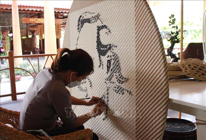 Trong ảnh: Các tác phẩm nghệ thuật được đan thủ công bằng mây, tre. Ảnh: Phan Sáu - TTXVN