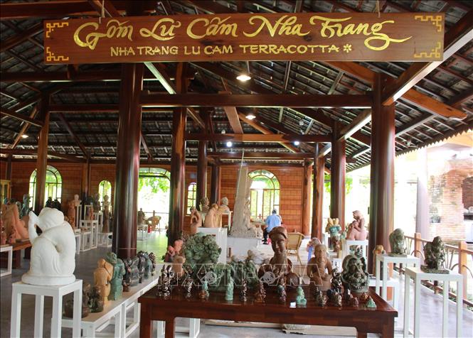 Trong ảnh: Khu vực trưng bày gốm Lư Cấm, sản phẩm nổi tiếng một thời của Nha Trang. Ảnh: Phan Sáu - TTXVN
