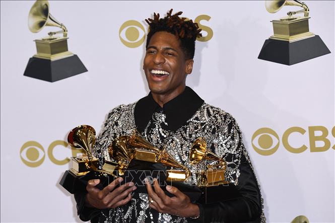 Trong ảnh: Nam ca sĩ Jon Batiste nhận 4 giải thưởng trong số 11 đề cử tại lễ trao giải Grammy lần thứ 64 ở Las Vegas, ngày 3/4/2022. Ảnh: AFP/TTXVN 