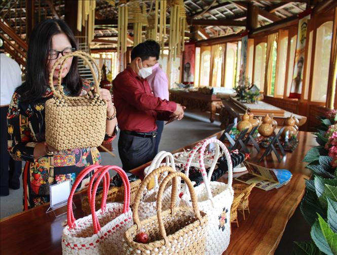 Trong ảnh: Các sản phẩm từ đan lát thủ công thu hút khách du lịch. Ảnh: Phan Sáu - TTXVN
