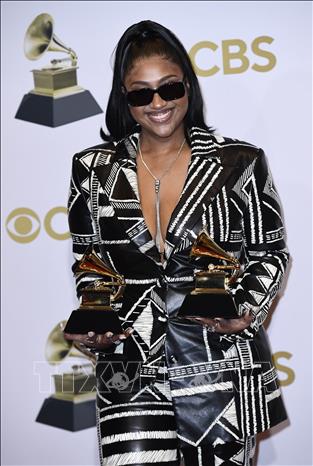 Trong ảnh: Nữ ca sĩ Mỹ Jazmine Sullivan nhận giải 