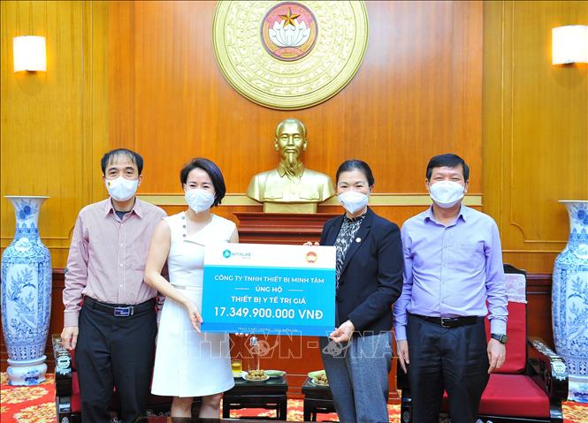 Trong ảnh: Phó Chủ tịch UBTƯ MTTQ Việt Nam Trương Thị Ngọc Ánh tiếp nhận bảng tượng trưng tổng trị giá trên 17,3 tỷ đồng từ bà Đoàn Vân Anh, Giám đốc Công ty TNHH thiết bị Minh Tâm. Ảnh: Minh Đức – TTXVN

