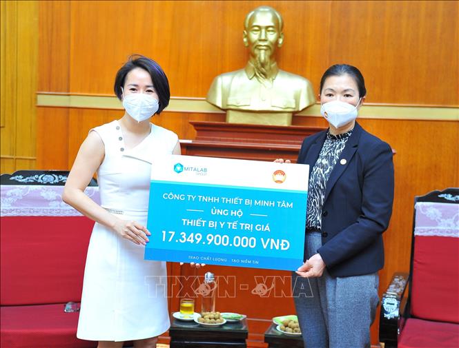 Trong ảnh: Phó Chủ tịch UBTƯ MTTQ Việt Nam Trương Thị Ngọc Ánh tiếp nhận bảng tượng trưng trị giá trên 17,3 tỷ đồng từ bà Đoàn Vân Anh, Giám đốc Công ty TNHH thiết bị Minh Tâm. Ảnh: Minh Đức – TTXVN

