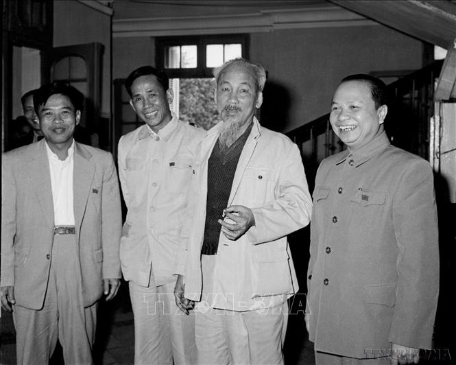 Chủ tịch Hồ Chí Minh cùng các đồng chí Lê Duẩn, Trường Chinh và Phạm Hùng trong giờ nghỉ tại kỳ họp thứ 4, Quốc hội khóa II (26/4/1962). Ảnh: TTXVN