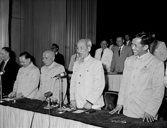 Chủ tịch Hồ Chí Minh, đồng chí Lê Duẩn cùng đoàn chủ tịch tại kỳ họp thứ 4, Quốc hội khóa II (26/4/1962). Ảnh: TTXVN