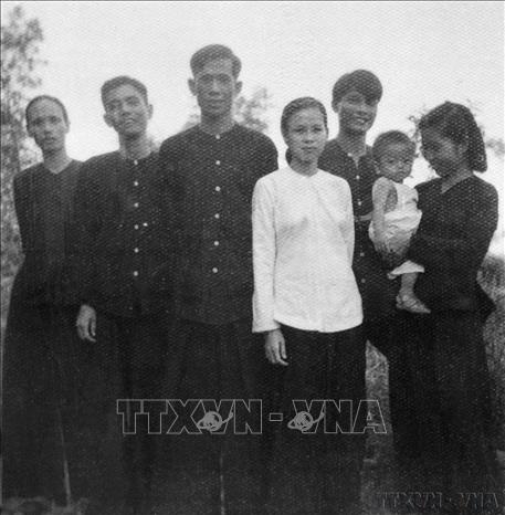 Đồng chí Lê Duẩn chụp ảnh với vợ chồng đồng chí Nguyễn Văn Linh (Mười Cúc) tại chiến khu D năm 1951. Ảnh: TTXVN