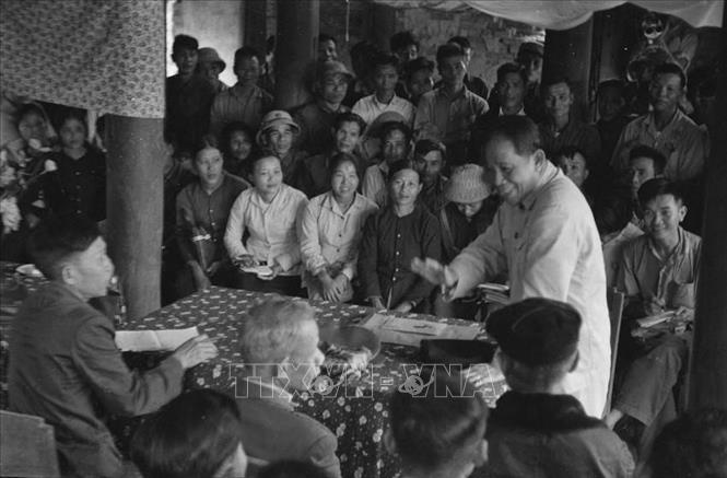 Đồng chí Lê Duẩn, Bí thư thứ nhất Ban Chấp hành Trung ương Đảng nói chuyện với cán bộ huyện ủy và các đồng chí trong Đảng ủy xã Nghi Xuân, Hà Tĩnh (1969). Ảnh: TTXVN