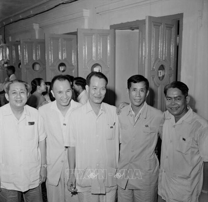 Đồng chí Lê Duẩn, Bí thư thứ nhất BCH TW Đảng và các đại biểu tại Kỳ họp thứ nhất, Quốc hội khóa II (1960). Ảnh: TTXVN