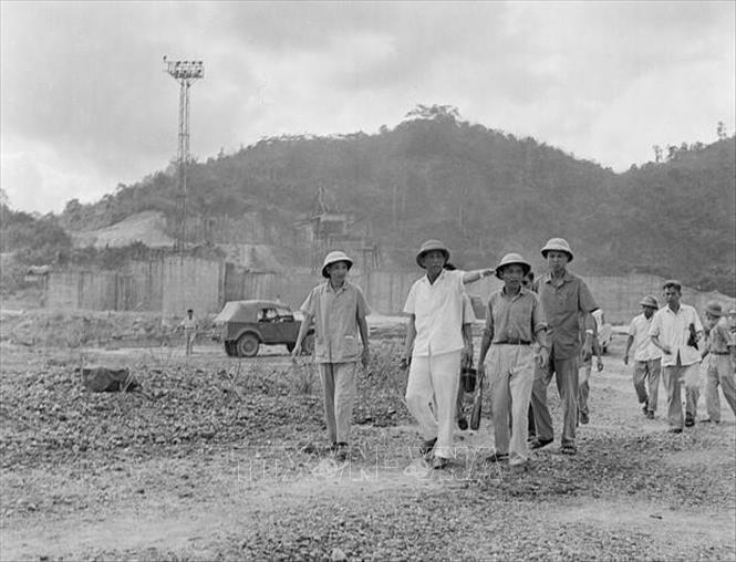 Đồng chí Lê Duẩn, Bí thư Thứ nhất Ban Chấp hành Trung ương Đảng thăm công trình thủy điện Thác Bà, Yên Bái (1969). Ảnh: TTXVN