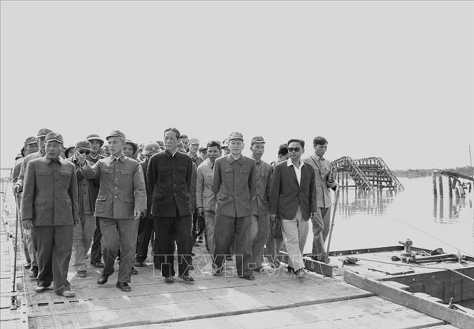 Đồng chí Lê Duẩn, Bí thư thứ nhất BCH TW Đảng thăm cầu Hiền Lương, chiều 30 tết Quý Sửu (1973). Ảnh: TTXVN