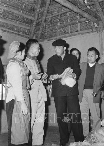 Đồng chí Lê Duẩn, Bí thư thứ nhất BCH TW Đảng nói chuyện với công nhân Xí nghiệp dệt đũi Nam Hà (1971). Ảnh: TTXVN