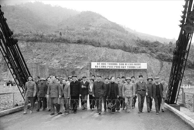 Tổng Bí thư Lê Duẩn thăm cầu Đakrông trên đường Trường  Sơn Đông, con đường lập nên bao chiến công của bộ đội và nhân dân ta trong cuộc kháng chiến chống Mỹ cứu nước (1977). Ảnh: TTXVN