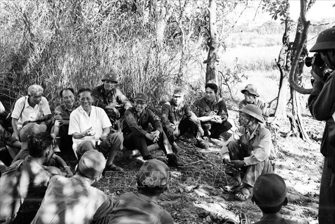 Tổng Bí thư Lê Duẩn nói chuyện thân mật với cán bộ, chiến sĩ một đại đội của trung đoàn 1, Quân khu 7 tại khu vực khai hoang của đơn vị (1977). Ảnh: TTXVN