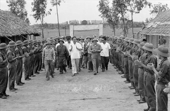 Đồng chí Lê Duẩn, Bí thư thứ nhất BCH TW Đảng đến thăm thương binh, bệnh binh đang điều trị tại Đoàn 157 Quân khu Tả Ngạn (1973). Ảnh: Hứa Kiểm - TTXVN