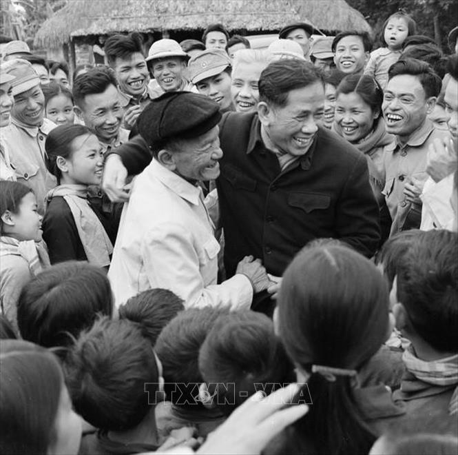 Đồng chí Lê Duẩn, Bí thư thứ nhất BCH TW Đảng thăm hỏi đồng chí Bùi Sính, người đánh trống trong cuộc đấu tranh của nông dân Tiền Hải, Thái Bình chống thực dân, phong kiến và là một trong những người bạn của ông trong những ngày ở nhà tù Côn Đảo (1971). Ảnh: TTXVN