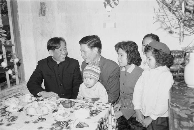 Đồng chí Lê Duẩn, Bí thư thứ nhất BCH TW Đảng đến thăm một gia đình công nhân tại Hà Nội nhân dịp tết Nhâm Tý (1972). Ảnh: TTXVN