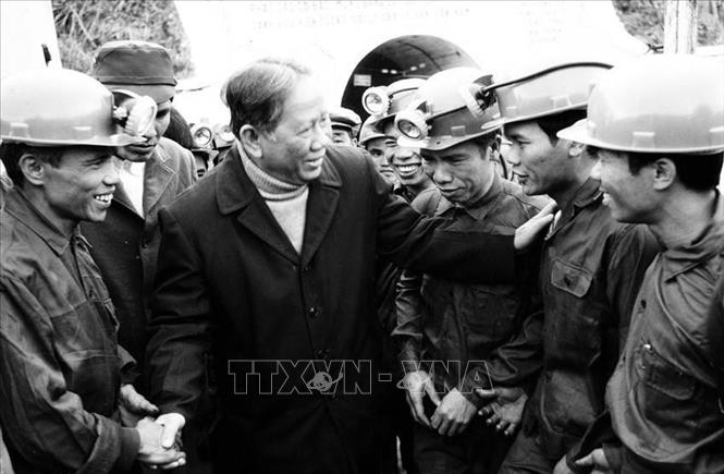 Tổng Bí thư Lê Duẩn nói chuyện với công nhân nhà máy tuyển than Cửa Ông, Quảng Ninh (1980). Ảnh: Văn Bảo - TTXVN