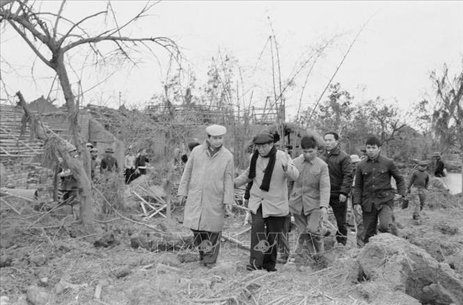 Đồng chí Lê Duẩn, Bí thư thứ nhất BCH TW Đảng thăm xã Thạch Bàn, huyện Gia Lâm, Hà Nội - nơi bị máy bay B52 của Mỹ ném bom tối 20-21/12/1972. Ảnh: Văn Bảo - TTXVN