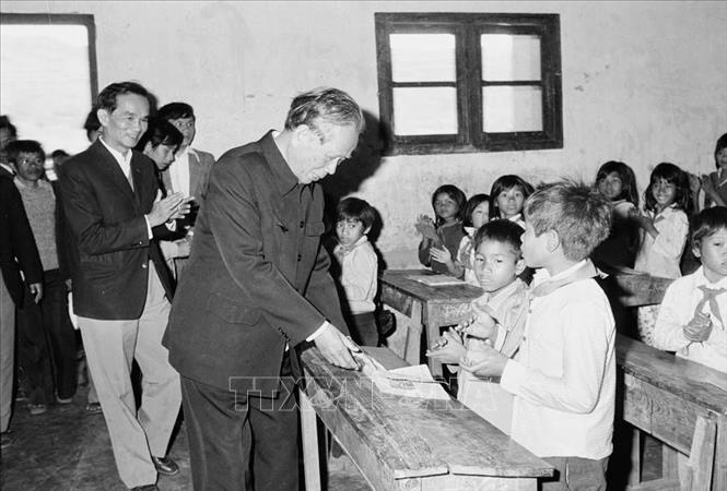 Tổng Bí thư Lê Duẩn thăm một lớp học của trường Phổ thông cơ sở K'Long (1984). Ảnh: TTXVN