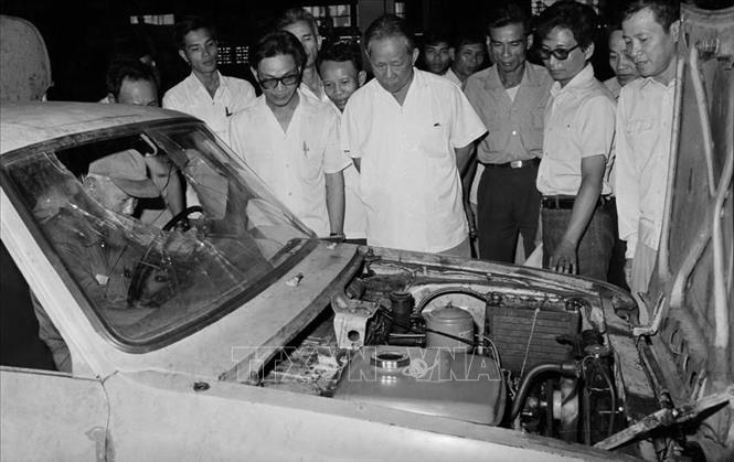 Tổng Bí thư Lê Duẩn thăm nhà máy sản xuất máy kéo nông nghiệp tại Biên Hòa, Đồng Nai (1979). Ảnh: TTXVN