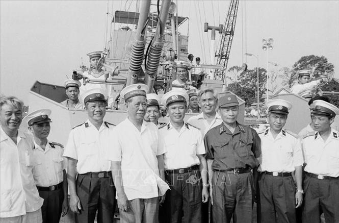 Tổng Bí thư Lê Duẩn thăm một tàu chiến của Hải quân nhân dân Việt Nam tại Cảng Sài Gòn (1980). Ảnh: TTXVN