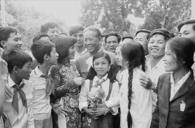 Tổng Bí thư Lê Duẩn nói chuyện với đại biểu thanh niên dự Đại hội Đoàn Thanh niên Cộng sản Hồ Chí Minh lần thứ IV (1980). Ảnh: Xuân Lâm - TTXVN