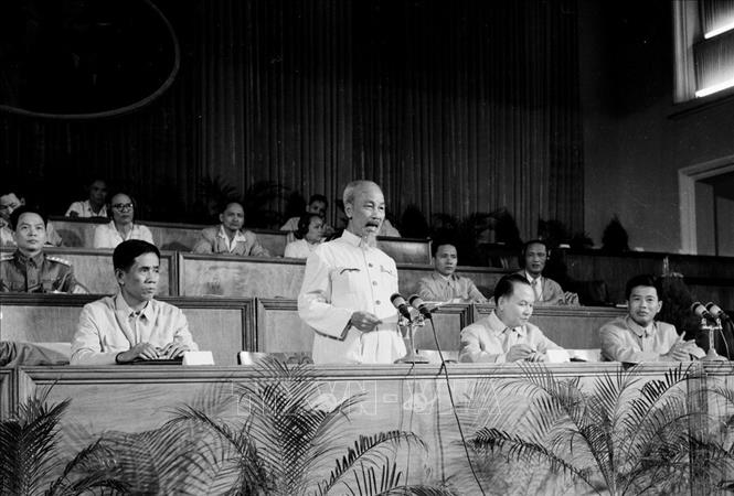 Đồng chí Lê Duẩn (ngồi bên phải Chủ tịch Hồ Chí Minh) tại Đại hội đại biểu Đảng Lao động Việt Nam lần thứ III, tổ chức tại Hà Nội từ 5-10/9/1960. Tại Đại hội, đồng chí Lê Duẩn được bầu làm Bí thư Thứ nhất Ban Chấp hành Trung ương Đảng (Tổng Bí thư). Ảnh: Tư liệu TTXVN