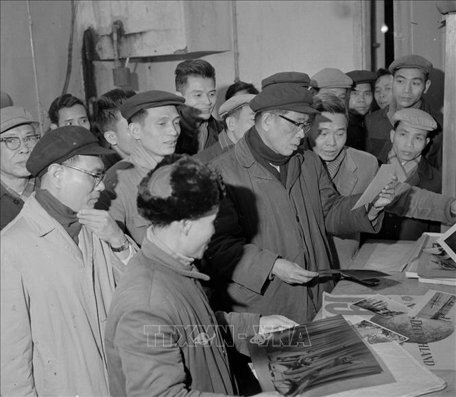 Đồng chí Đỗ Phượng và các  đồng chí  phóng viên, biên tập TTXVN đón Tổng bí thư Lê Duẩn thăm phòng ảnh của VNTTX chiều 14/2/1967. Ảnh: Văn Lượng - TTXVN