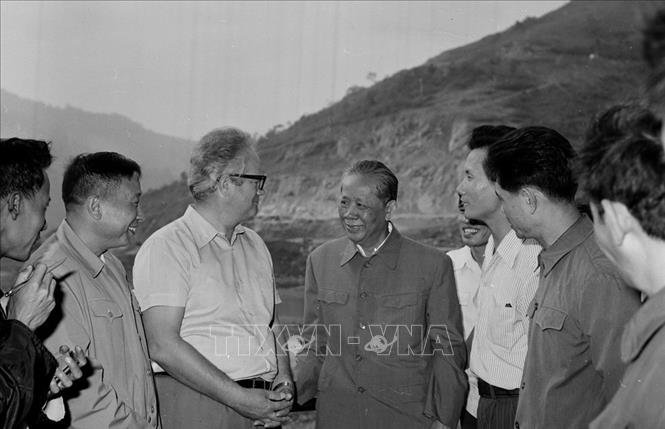 Tổng Bí thư Lê Duẩn nói chuyện với các chuyên gia Liên Xô trên công trường xây dựng Nhà máy thủy điện Hòa Bình (1980). Ảnh: Xuân Lâm - TTXVN
