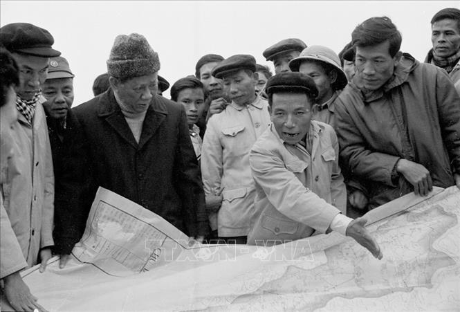 Tổng Bí thư Lê Duẩn thăm công trường xây dựng hệ thống thủy lợi sông Hoàng Mai, tỉnh Thanh Hóa (17/1/1978). Ảnh: Văn Bảo - TTXVN