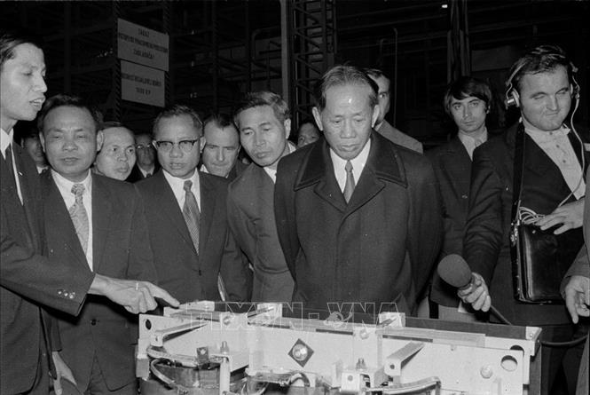 Tổng Bí thư Lê Duẩn thăm  nhà máy kỹ thuật điện trong chuyến thăm Tiệp Khắc (22 - 26/10/1975). Ảnh: Tư liệu TTXVN