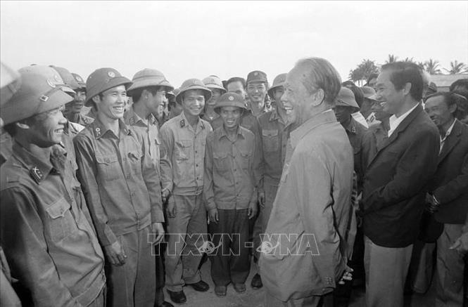 Tổng Bí thư Lê Duẩn thăm, nói chuyện với cán bộ, chiến sĩ đơn vị 666 tham gia xây dựng Khu kinh tế mới Đình Vũ, Hải Phòng (1984). Ảnh: TTXVN