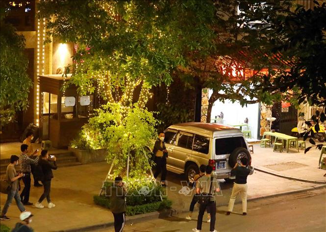 Trong ảnh: Khoảng 19h25, lực lượng chức năng vào trụ sở Tân Hoàng Minh tại phố Quang Trung, phường Trần Hưng Đạo, quận Hoàn Kiếm, Hà Nội. Ảnh: Phạm Kiên - TTXVN