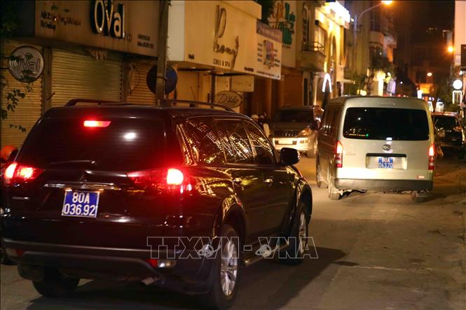 Trong ảnh: Lực lượng chức năng vào trụ sở Tân Hoàng Minh tại phố Quang Trung, phường Trần Hưng Đạo, quận Hoàn Kiếm, Hà Nội. Ảnh: Phạm Kiên - TTXVN